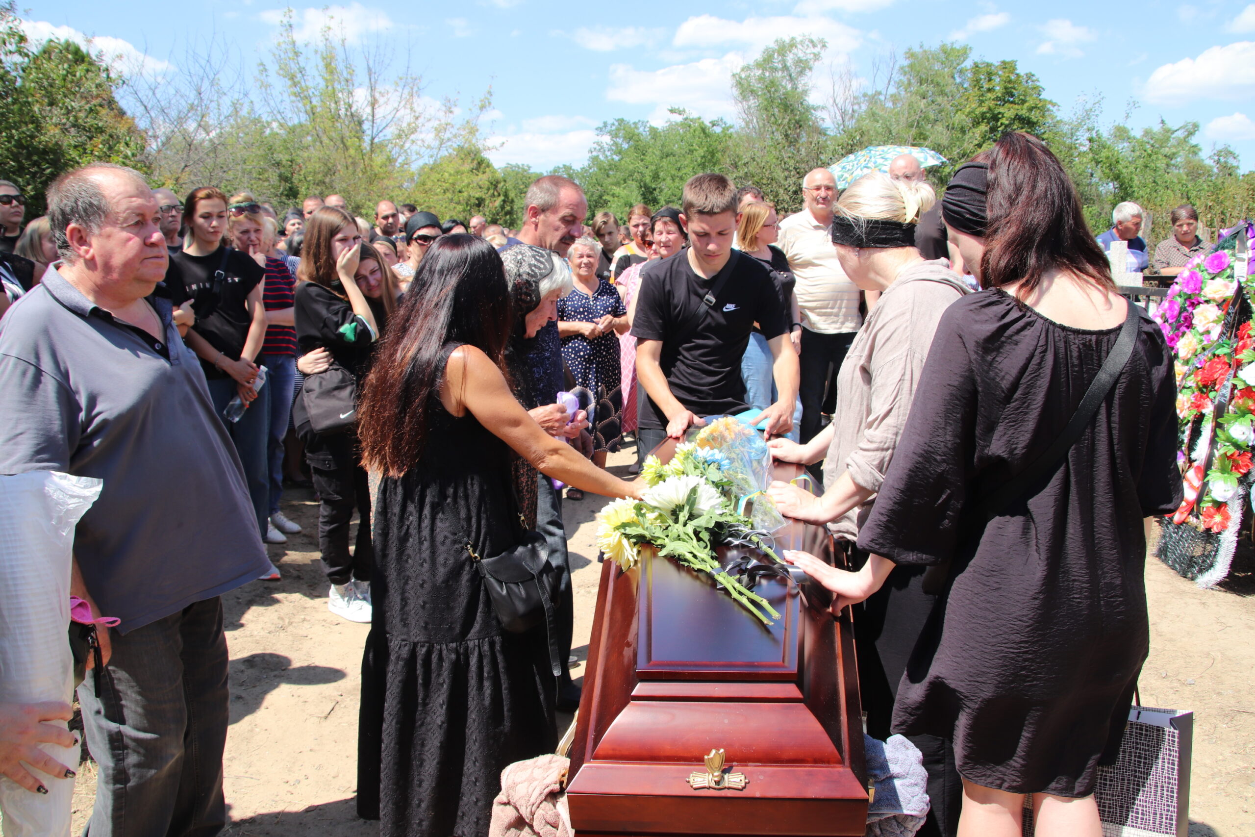 Багато квітів, сліз та болю: сьогодні Болград попрощався з морським піхотинцем Григорієм Лазарєвим