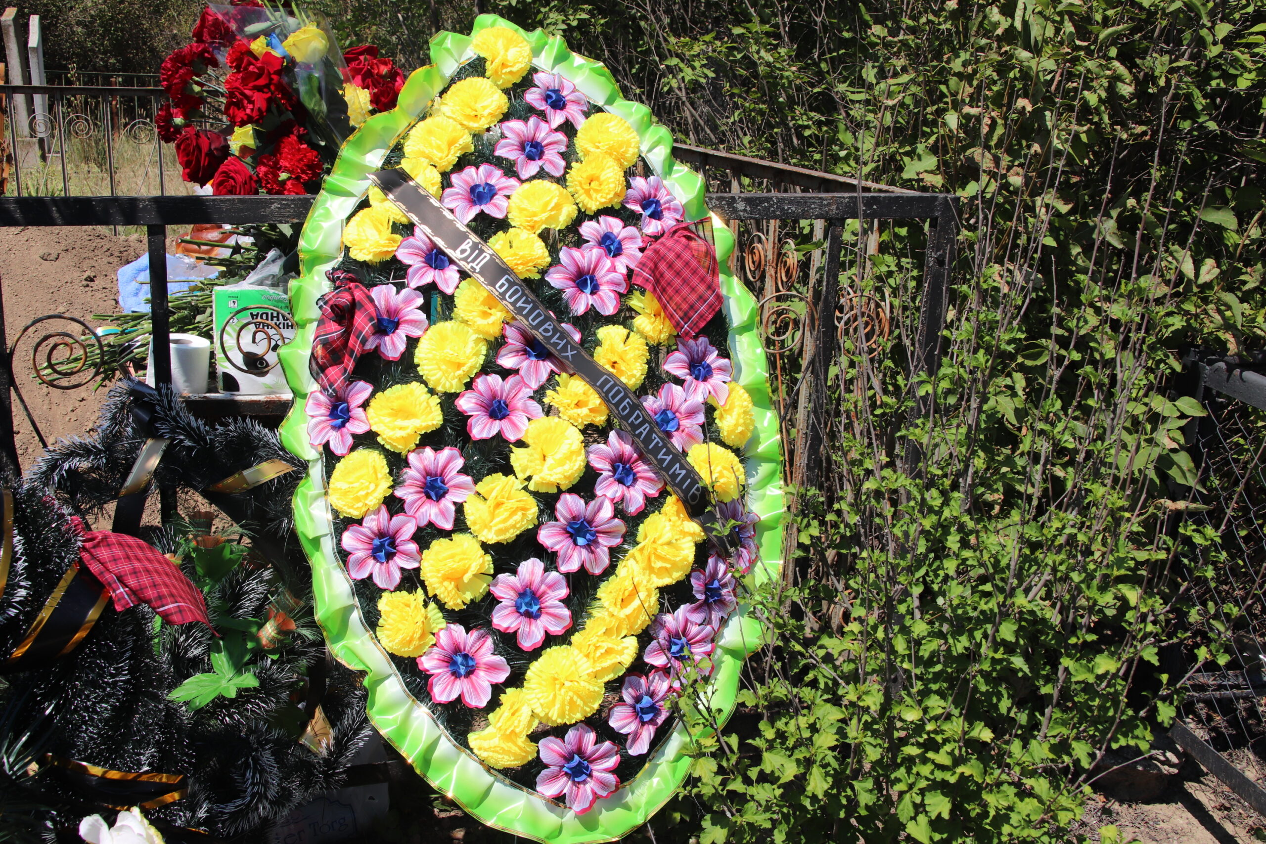 Багато квітів, сліз та болю: сьогодні Болград попрощався з морським піхотинцем Григорієм Лазарєвим