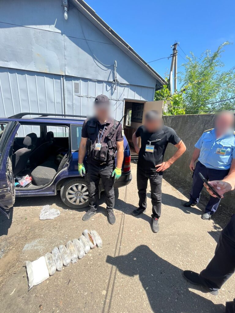 В одному з пунктів пропуску Бессарабії затримали наркокур'єра: чоловік планував вивезти до Молдови понад два кілограми заборонених речовин