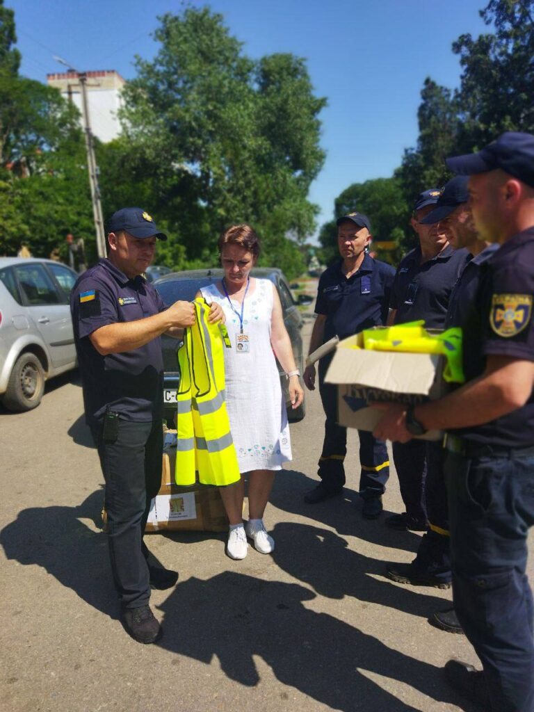 Волонтери подарували пожежним Аккермана світловідбивальні жилети: де вони стануть у пригоді