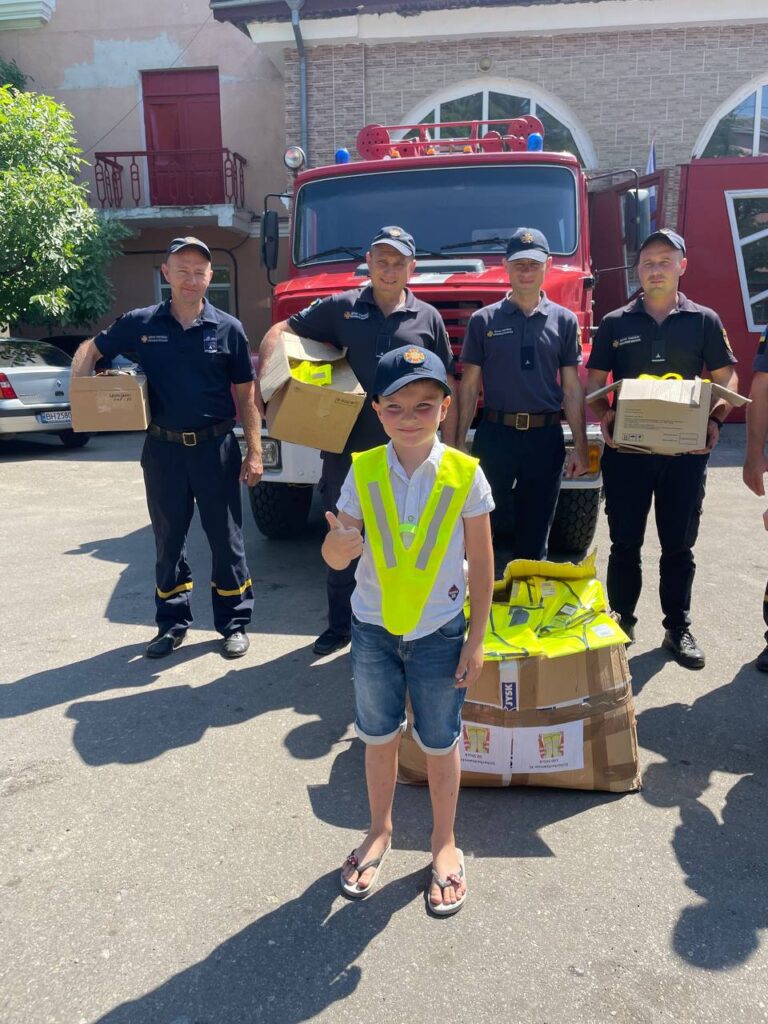 Волонтери подарували пожежним Аккермана світловідбивальні жилети: де вони стануть у пригоді