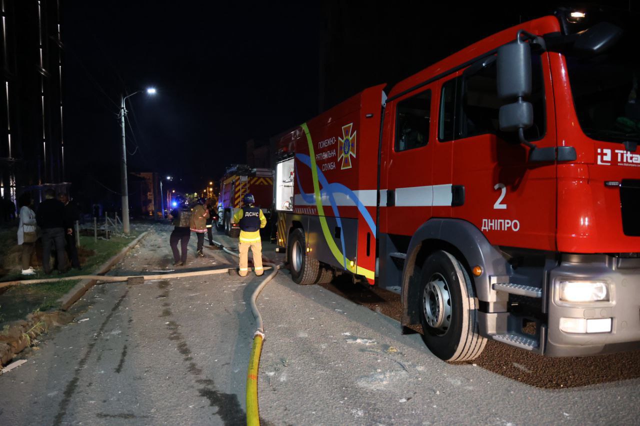 В Дніпрі російська ракета влучила у багатоповерхівку, є постраждалі