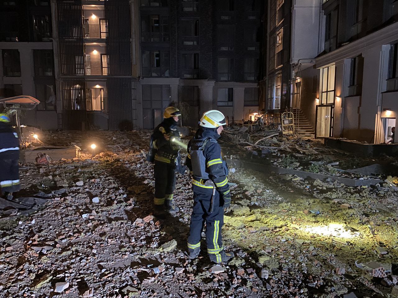 В Дніпрі російська ракета влучила у багатоповерхівку, є постраждалі