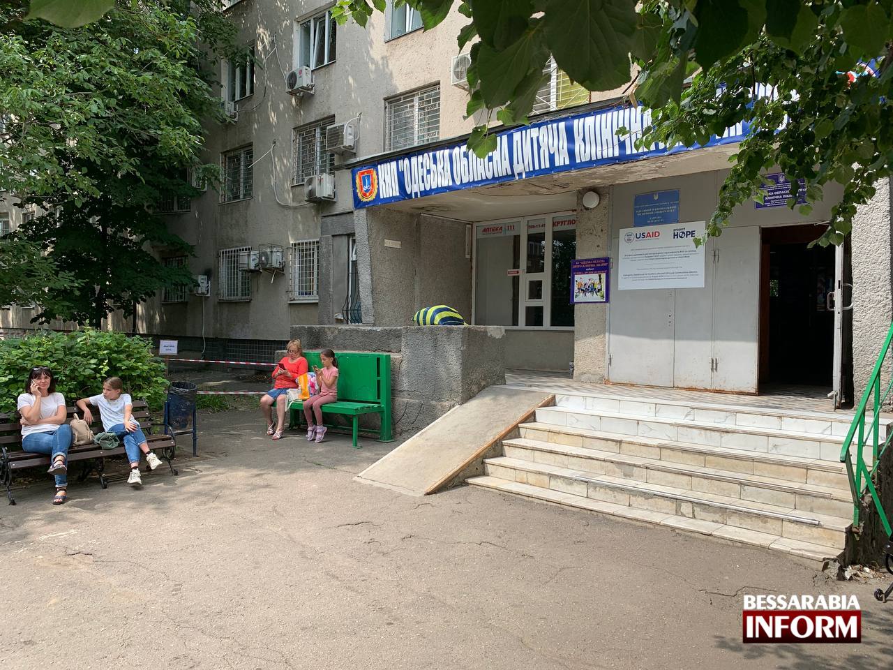 Блохи, сырость, удушье и закрытые запасные выходы: все это "бонусы" укрытие детской областной больницы в Одессе
