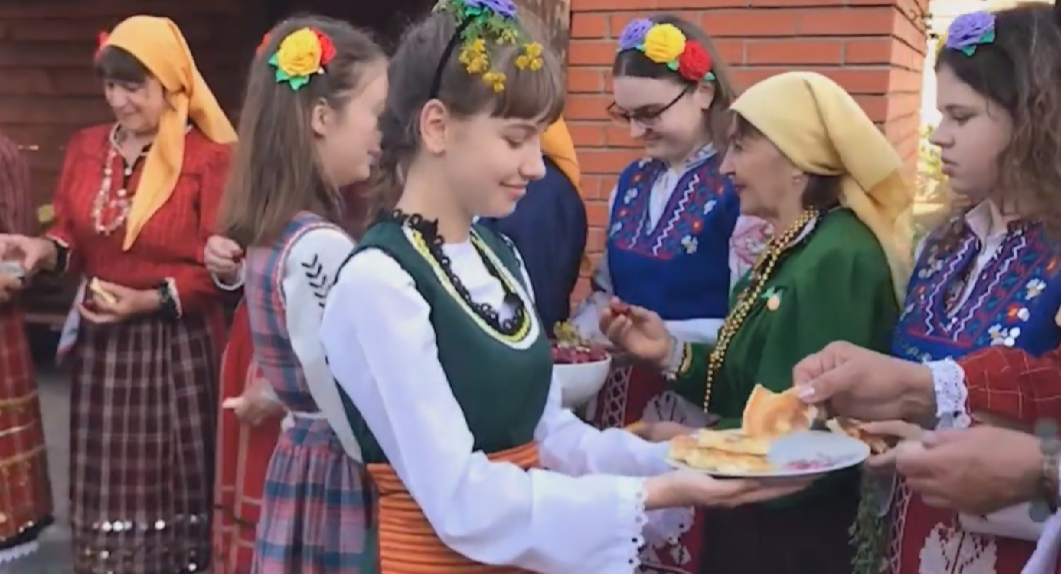 Творчі колективи з села Зоря відтворили старовинний болгарський народний обряд "Еньовден"