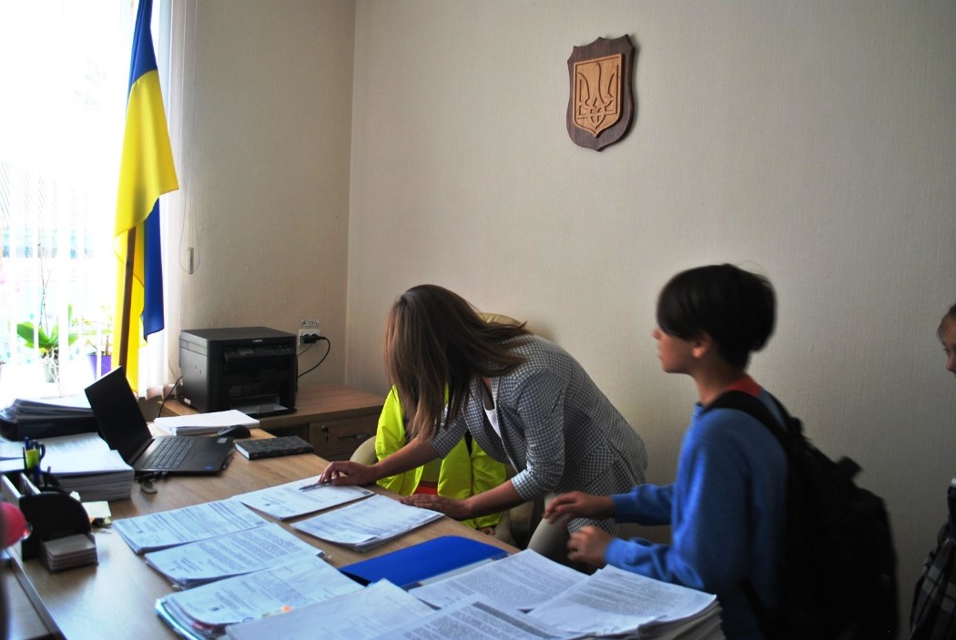 Школярі приміряли крісло мера Кілії та допомогли йому підписати міжнародний договір - деталі (оновлено фотодобірку)