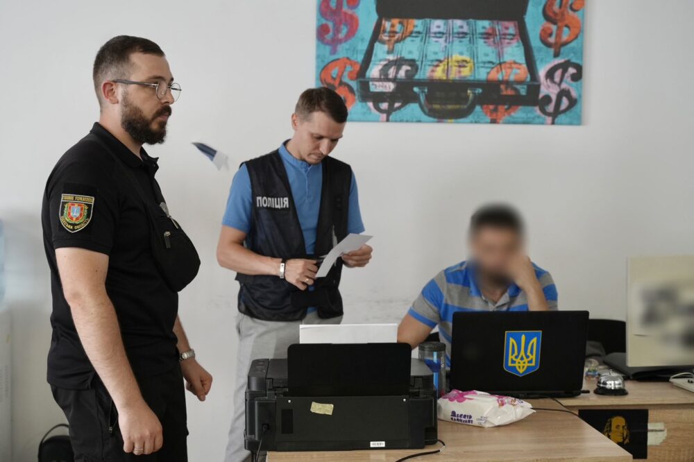 200 підозрюваних у шахрайстві в одному місці: на Одещині припинена незаконна діяльність великого кол-центру, який знімав гроші з банківських карток громадян