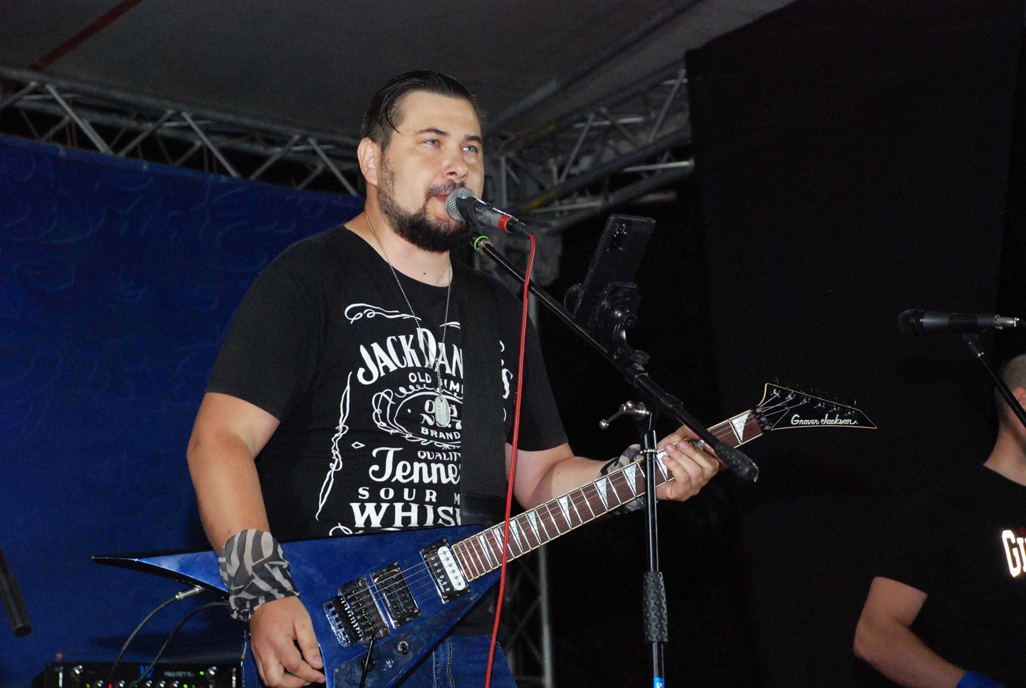 «Ми воюємо за наше майбутнє»: болградець, відомий як рок-музикант та байкер, Юліан Гіневський отримав "Золотий хрест" від Залужного
