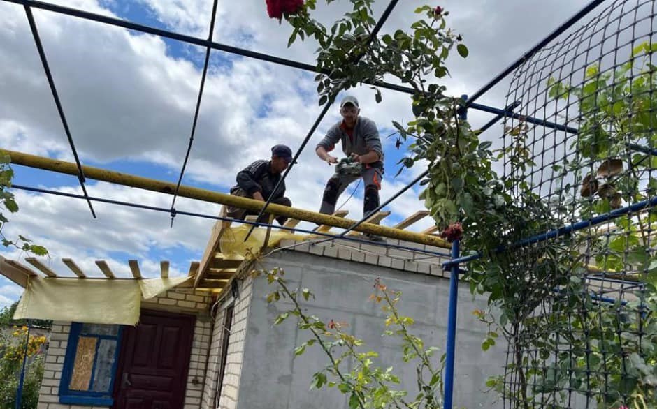 Допомагаємо, аби перемогти: другий тиждень поспіль будівельники з Одеського регіону відновлюють домівки жителів Херсонщини