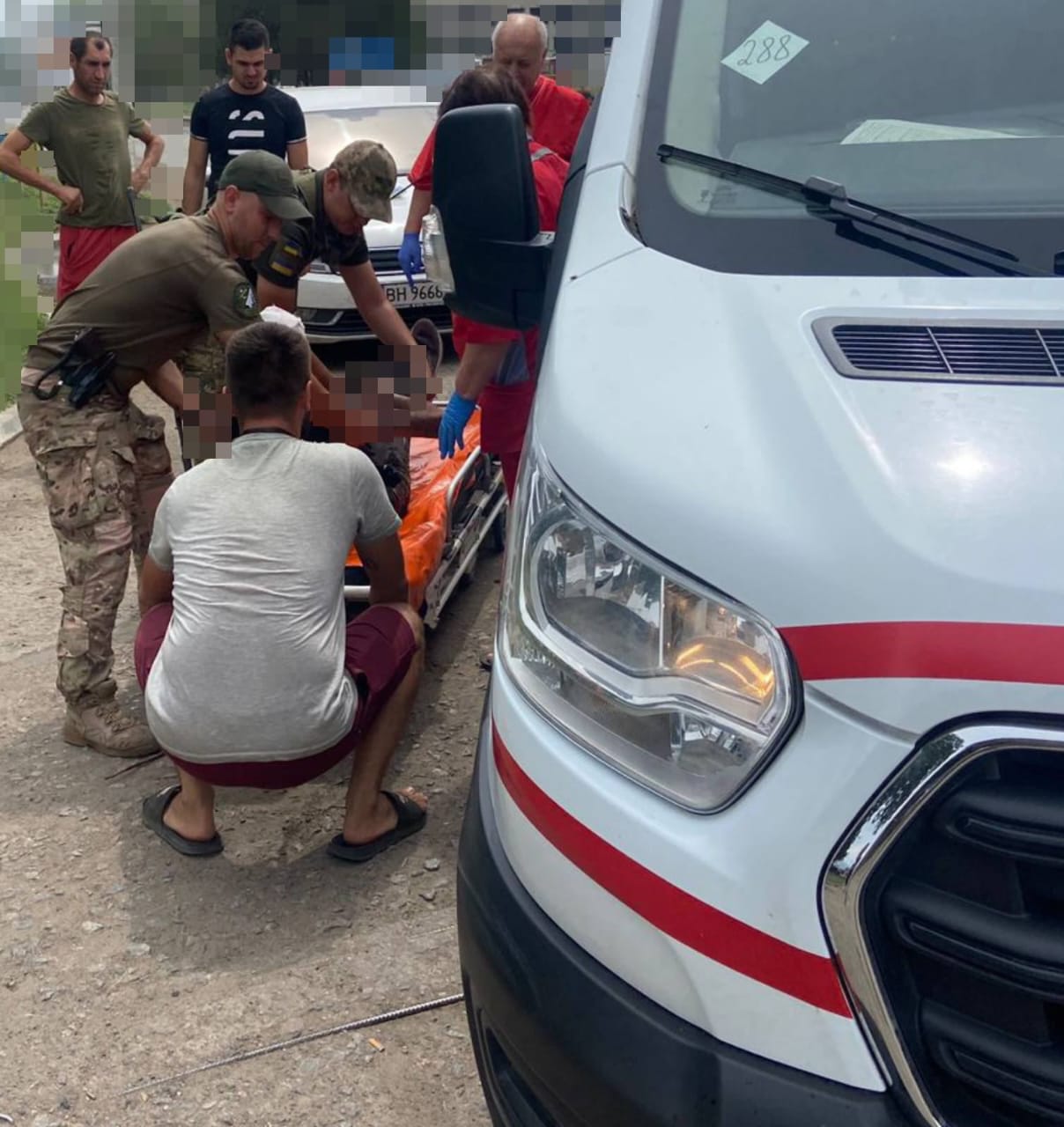 В Ізмаїлі від можливого епілептичного нападу у чоловіка почалися судомні припадки: врятувати його вдалося завдяки швидкій реакції прикордонників та нацгвардійців