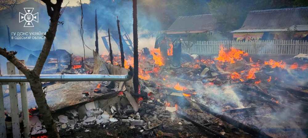 На Одещині горіла база відпочинку на узбережжі Чорного моря - вогонь охопив площу 200 квадратних метрів