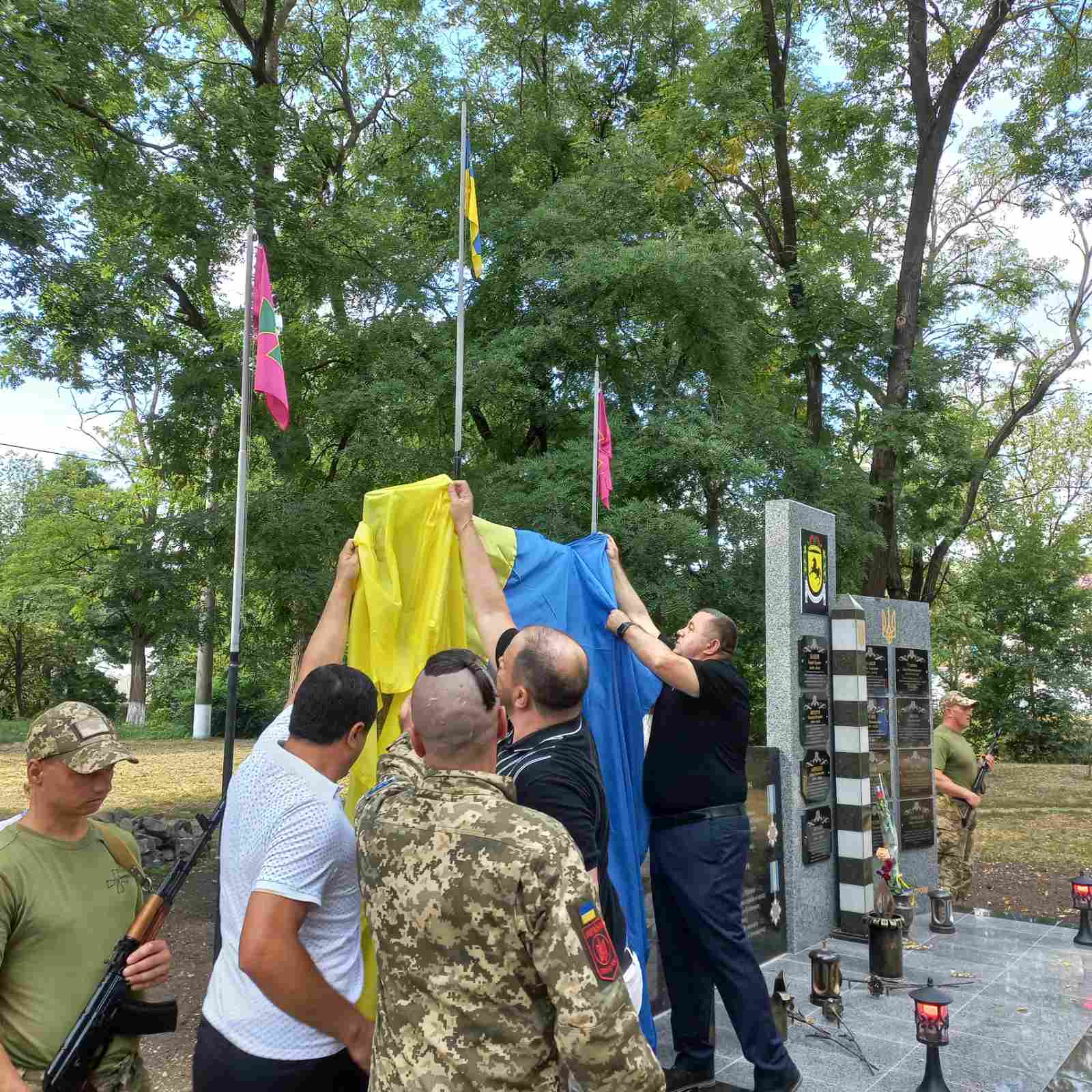 Героям Тарутинщини відкрили Меморіальні дошки: на заході вручили «Орден матері бійця» двом матерям загиблих захисників