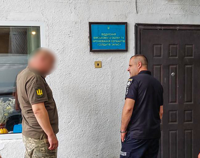 Службові особи Білгород-Дністровського військкомату налагодили схему ухилення від призову