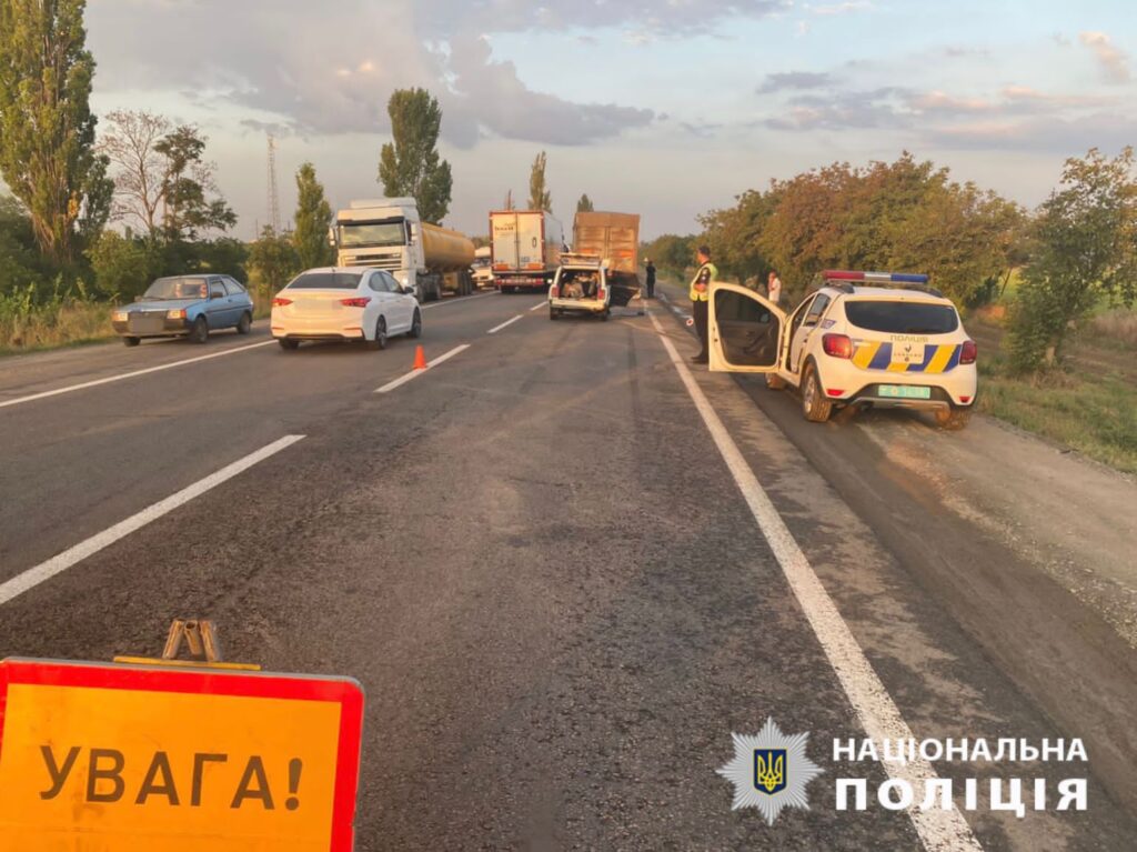 На трасі Одеса-Рені зіткнулися вантажівка і ВАЗ: постраждали водій і пасажири легковика, серед яких троє дітей