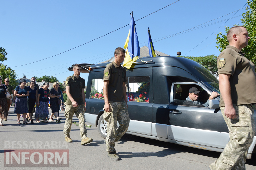 В Кілії попрощалися з загиблим солдатом Олександром Кожухарем, якого нещодавно нагородили "Золотим Хрестом"