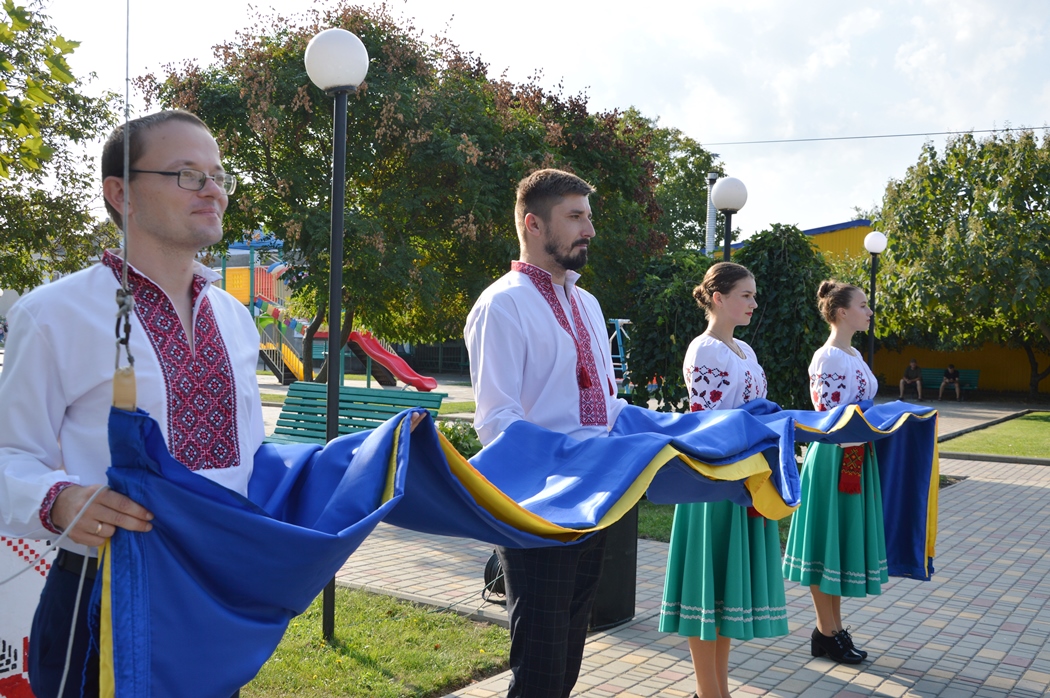 Попри неспокійну ніч кілійці вийшли урочисто підняти головний Прапор міста