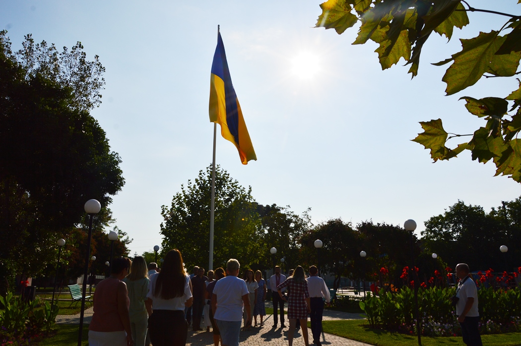 Попри неспокійну ніч кілійці вийшли урочисто підняти головний Прапор міста