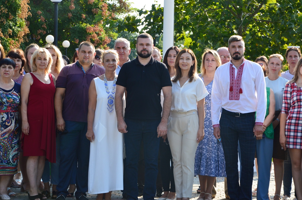 Попри неспокійну ніч кілійці вийшли урочисто підняти головний Прапор міста