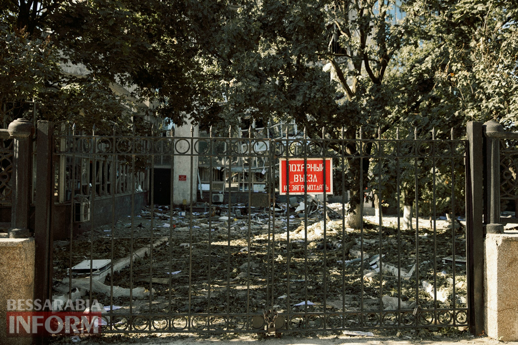 Ужасы войны - Измаил: изуродованный величественный "стакан" УДП, разбомбленный недавно отремонтированный морвокзал, поврежденные дома, офисы и автомобили - фоторепортаж с места событий