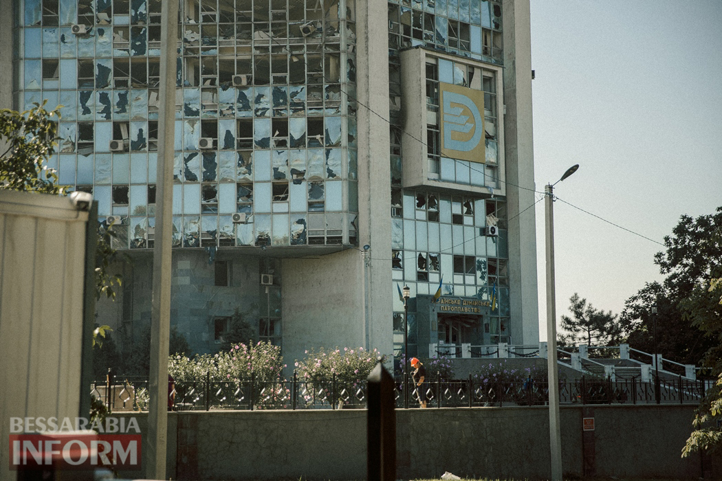 Ужасы войны - Измаил: изуродованный величественный "стакан" УДП, разбомбленный недавно отремонтированный морвокзал, поврежденные дома, офисы и автомобили - фоторепортаж с места событий