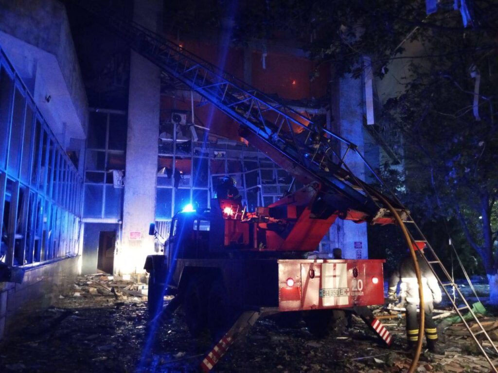 Вночі окупанти атакували південь Одещини "шахедами": на промислових та портових об'єктах виникли пожежі, пошкоджено елеватор (оновлено)