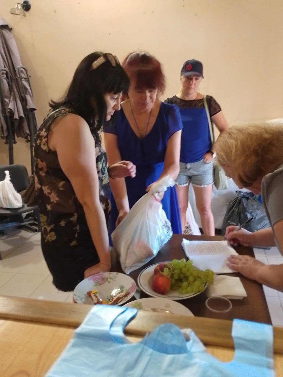 Волонтеры белгород-днестровского филиала "Фонда Добра и Любви" организовали теплую встречу с переселенцами, выбравшимися из российского ада