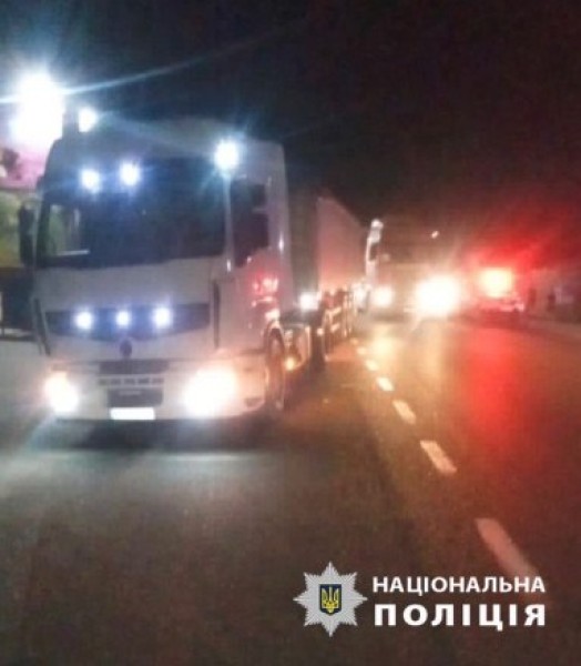 Знову аварія на трасі Одеса-Рені: пізно ввечері вантажівка збила 17-річну дівчину