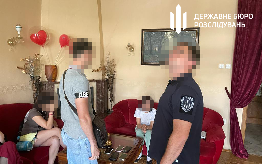 Сутенер в поліцейських погонах: в Одеській області викрито правоохоронця, на якого в сфері інтим-послуг працювало кілька десятків жінок