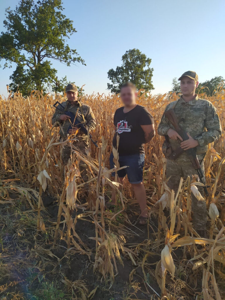 Ізмаїльські прикордонники затримали поблизу Молдови двох чоловіків: хто допоміг виявити порушників