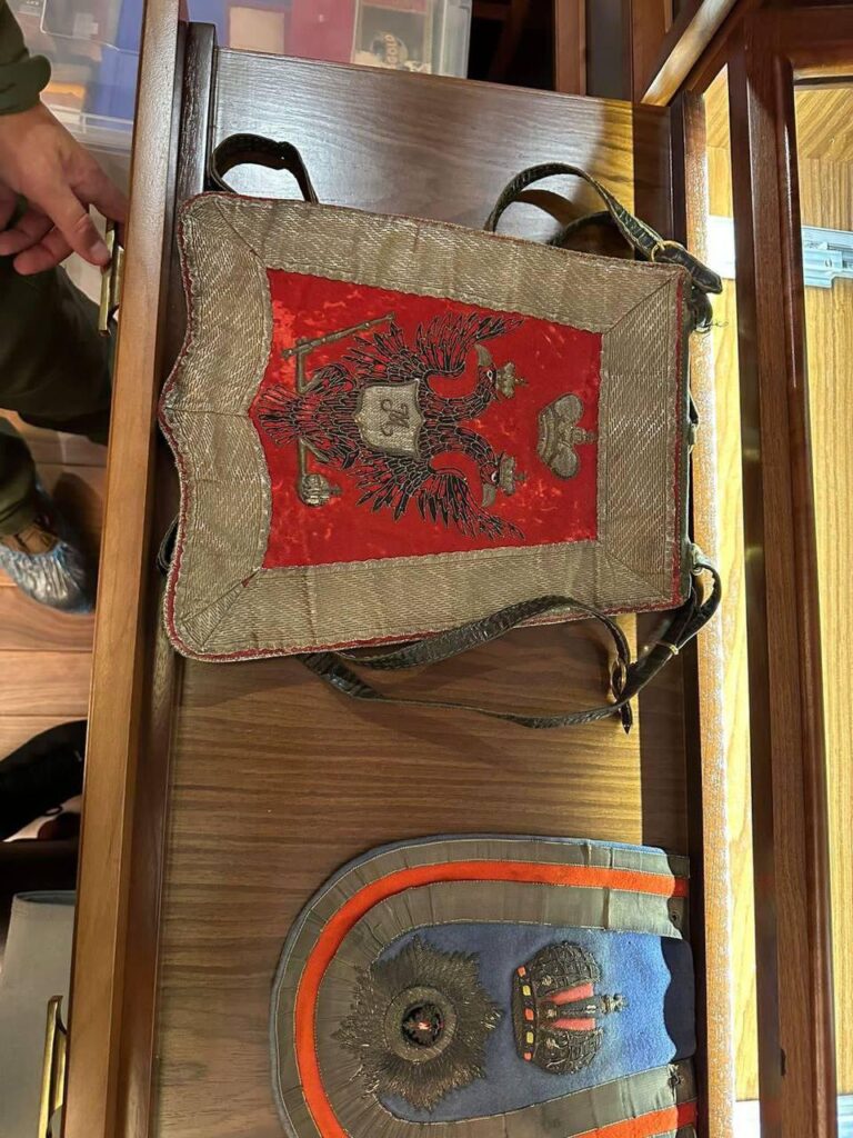 СБУ пришла с обысками к нардепу Шуфричу: дома у парламентария нашли запретную символику и российские медали