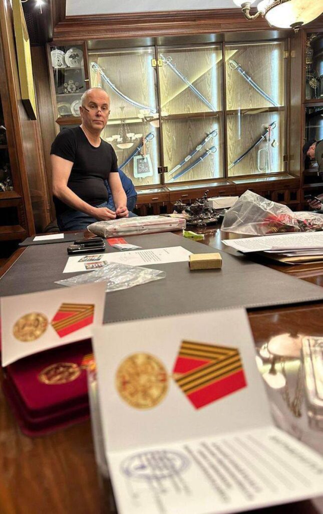 СБУ пришла с обысками к нардепу Шуфричу: дома у парламентария нашли запретную символику и российские медали