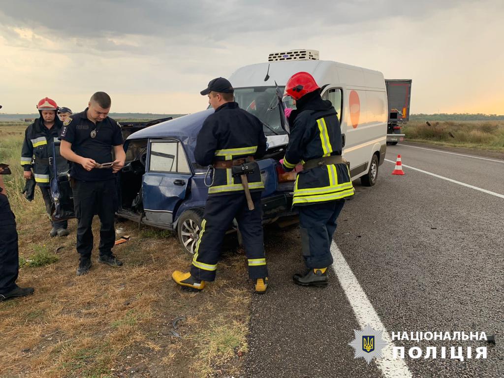 Водійка ВАЗа, яка спричинила аварію, у реанімації: у поліції повідомили подробиці вранішньої смертельної ДТП на трасі Одеса-Рені