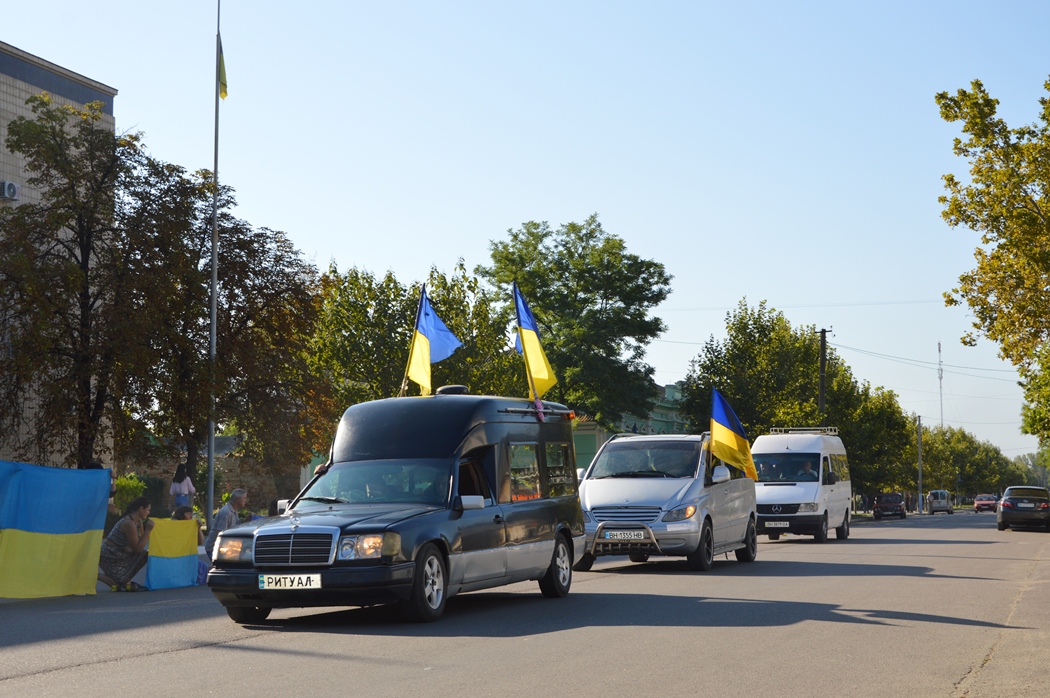 Килийская община провела в последний путь защитника Вадима Коваля, которого в июне ошибочно похоронили в Херсонской области