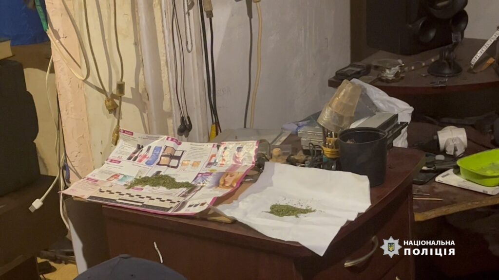 46-летний наркозависимый измаилец, который изготавливал дома каннабис и предоставлял помещение для его употребления, в ближайшие годы проведет за решеткой