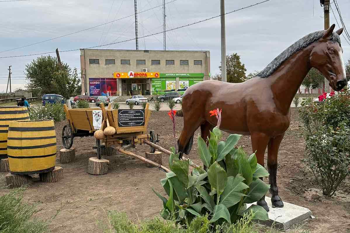 В селі Кілійської громади на честь храмового свята встановили скульптуру коня з підводою