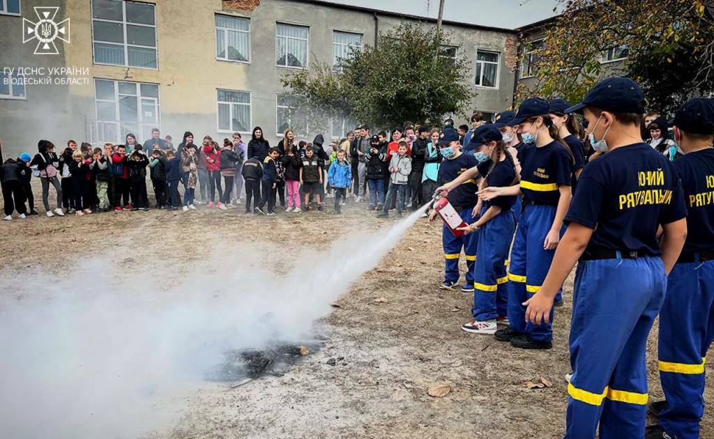 Імітація пожежі і димові експерименти: молодь Білгород-Дністровської громади навчається рятувати життя