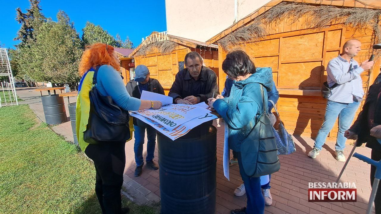 Все більше людей бере участь в одиночних пікетах проти "марнотратства на забори і туалети" у Білгороді-Дністровському