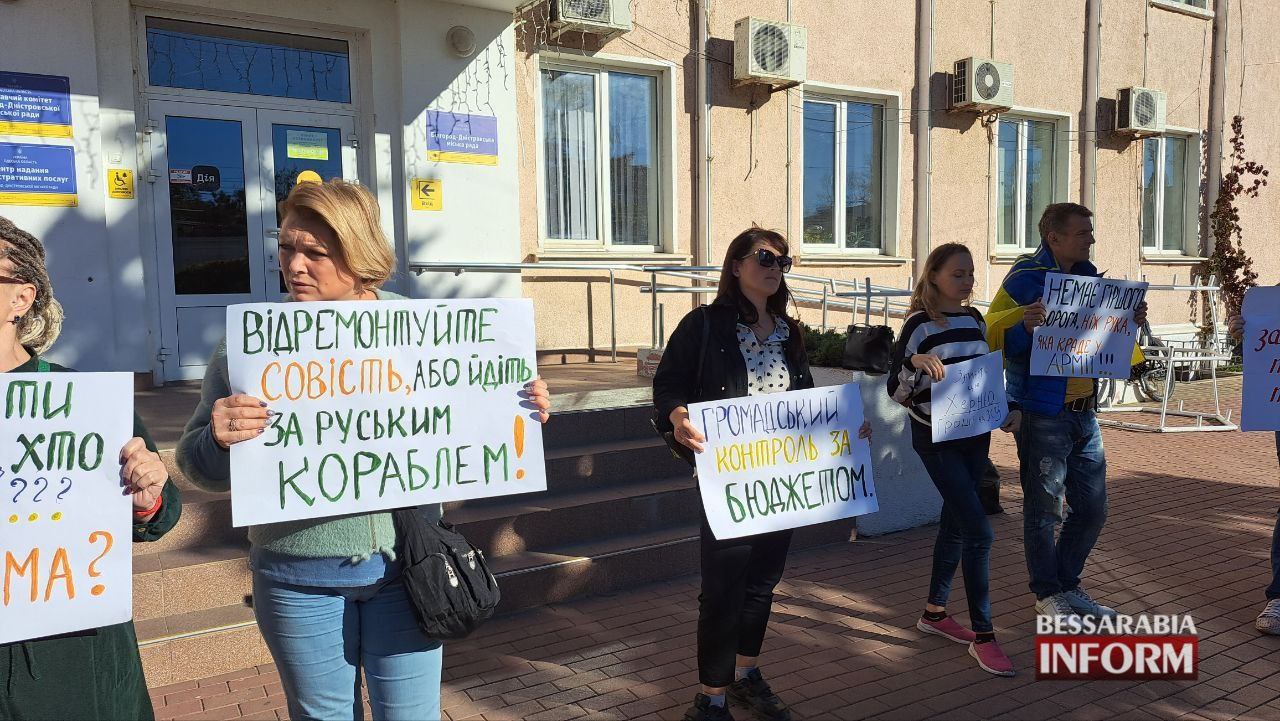 Все больше людей принимает участие в одиночных пикетах против "расточительства на заборы и туалеты" в Белгороде-Днестровском