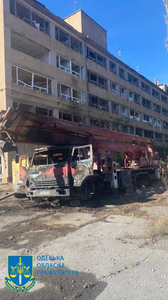 Четверо постраждалих, пошкоджені техніка та будівля: наслідки вранішньої атаки ворога по Одещині