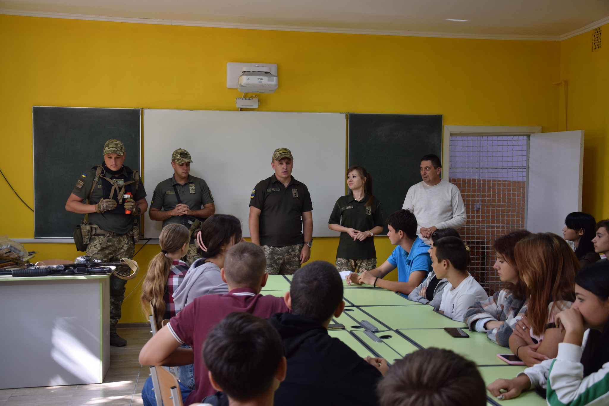 Школьники из села Матроска примеряли на себя роль пограничного снайпера: детали