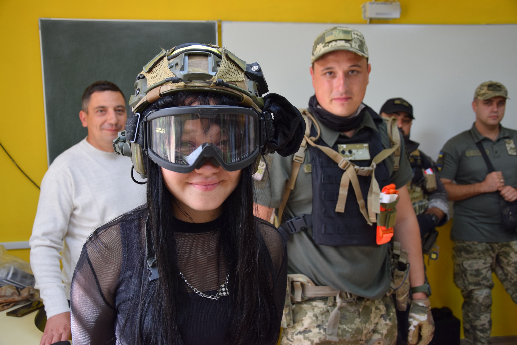 Школярі з села Матроска приміряли на себе роль прикордонного снайпера: деталі
