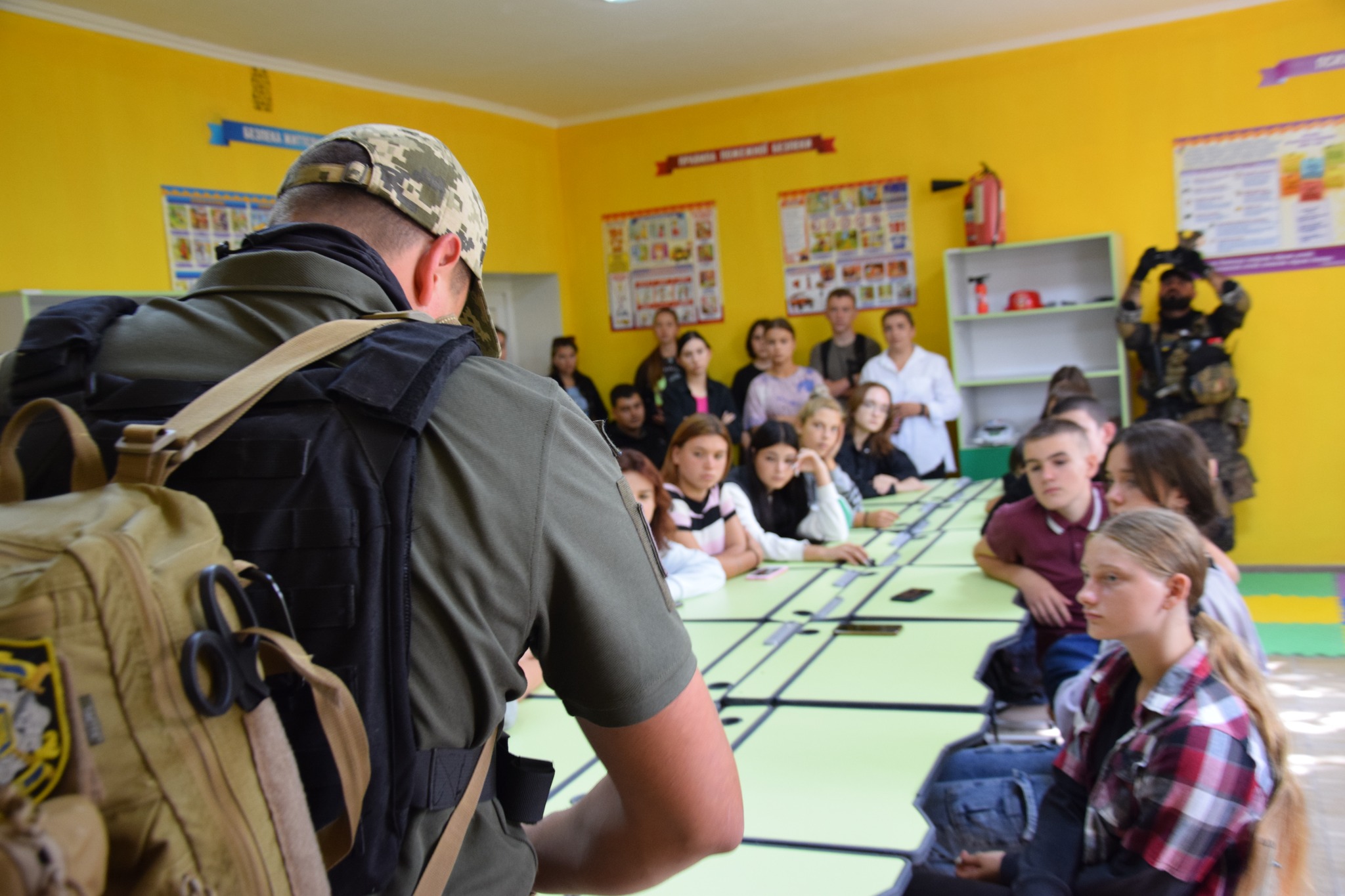 Школьники из села Матроска примеряли на себя роль пограничного снайпера: детали