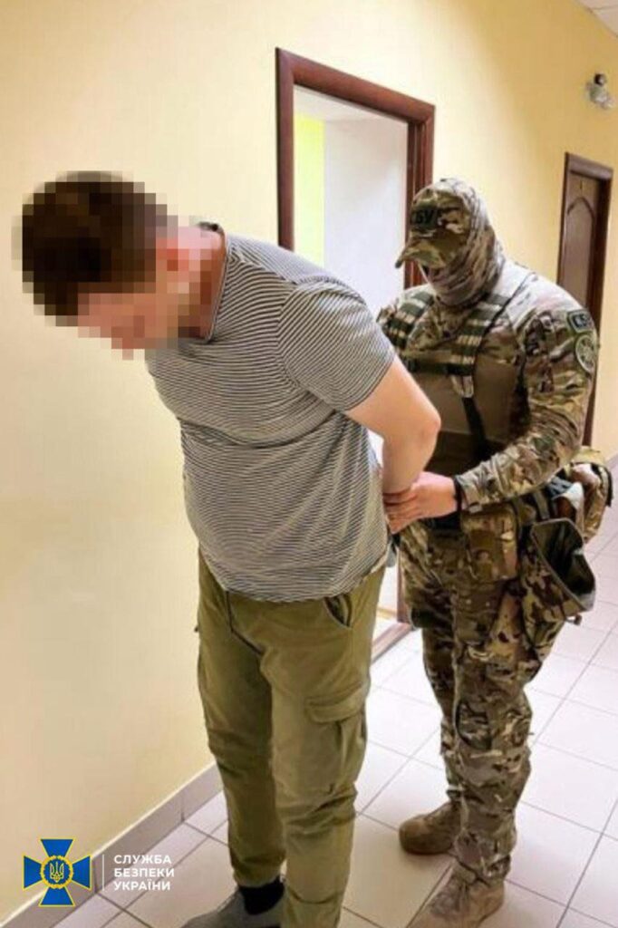 Прикидався рятувальником, аби здавати окупантам наслідки прильотів: на Одещині викрили ще одного ворожого агента