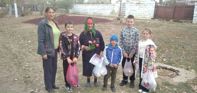 Школярі з Арцизької громади допомагають літнім людям: деталі