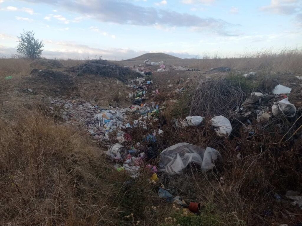Накидали непотріб не туристи: жителі Арцизу знову організували стихійне сміттєзвалище біля історичної пам'ятки