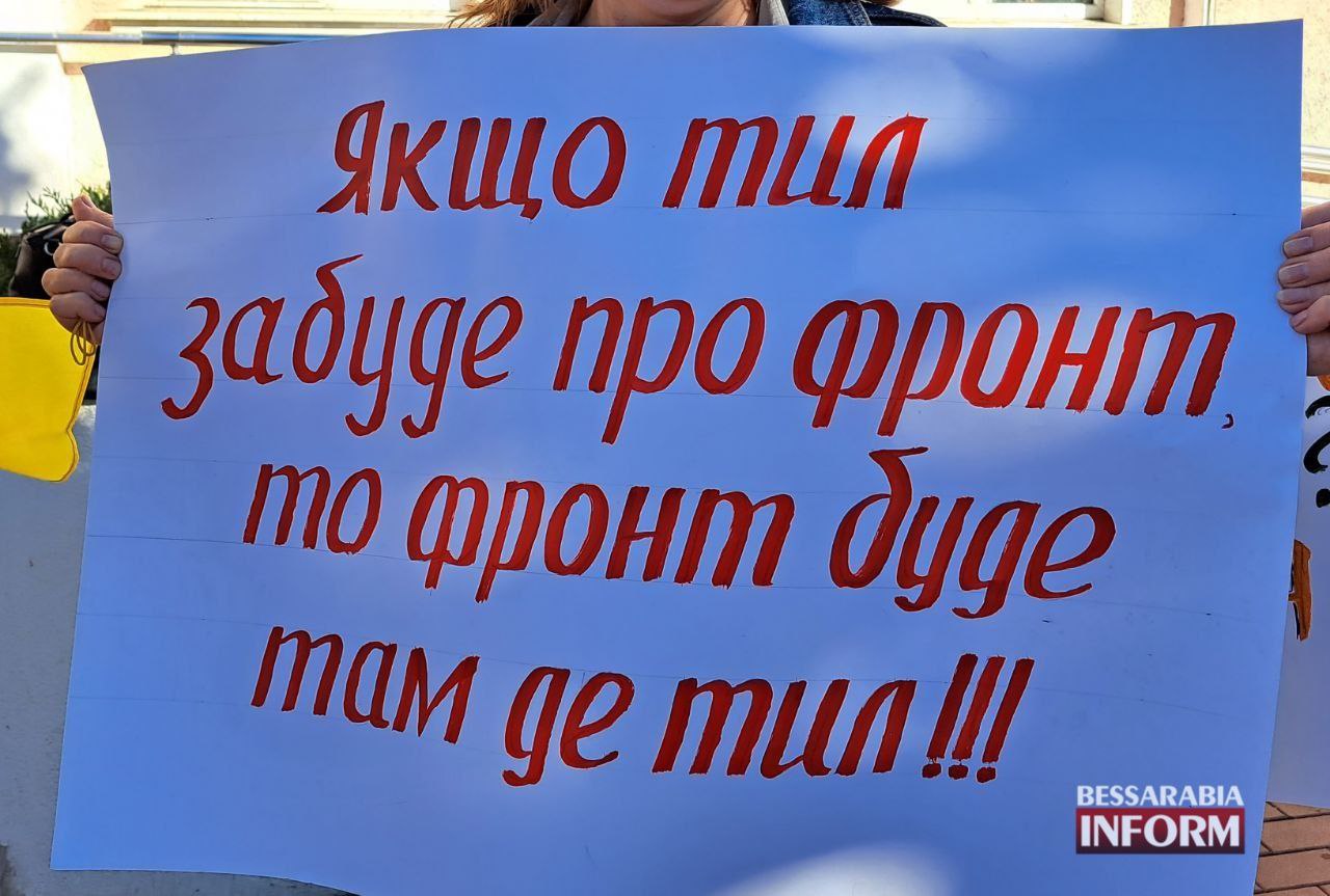 Все больше людей принимает участие в одиночных пикетах против "расточительства на заборы и туалеты" в Белгороде-Днестровском