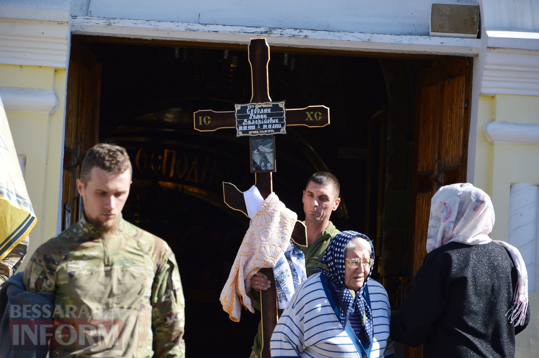 Двухдневный траур в Килии: горожане торжественно провели в последний путь спецназовца Романа Соболюка
