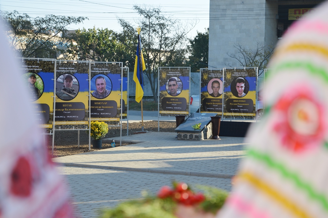 Сльози були на очах у кожного - в Кілії до Дня міста урочисто відкрили "Алею Слави"