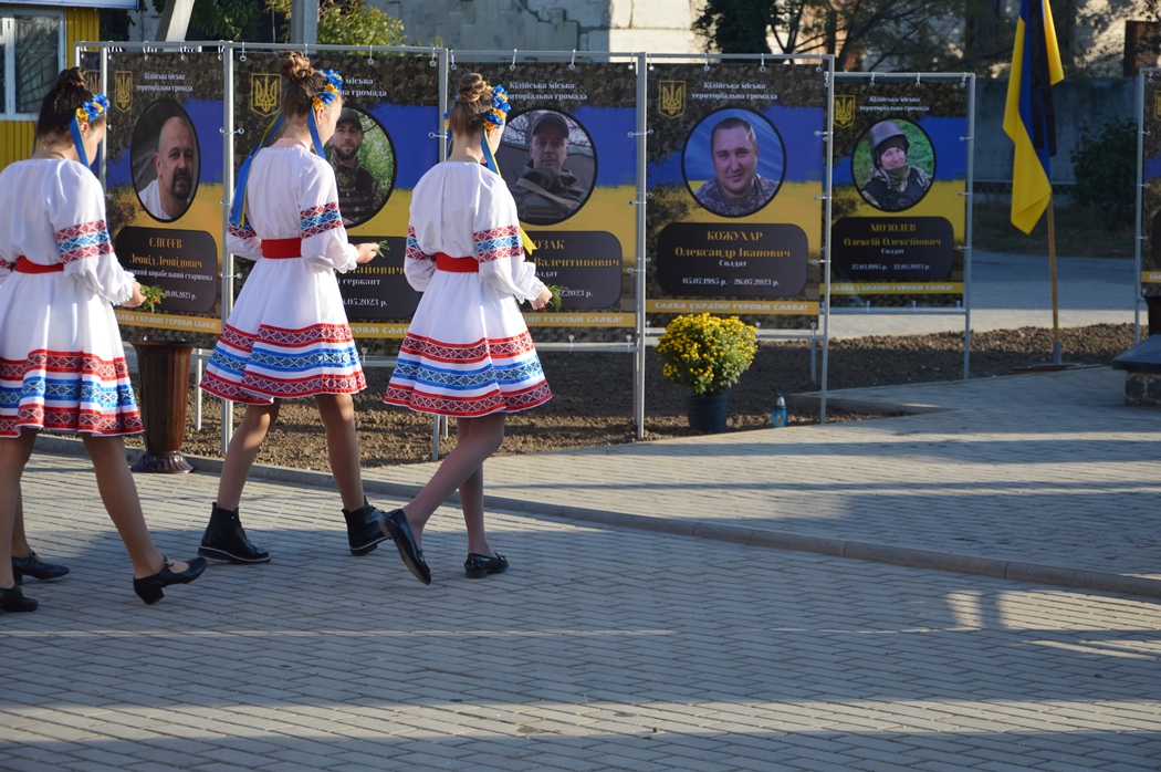 Сльози були на очах у кожного - в Кілії до Дня міста урочисто відкрили "Алею Слави"