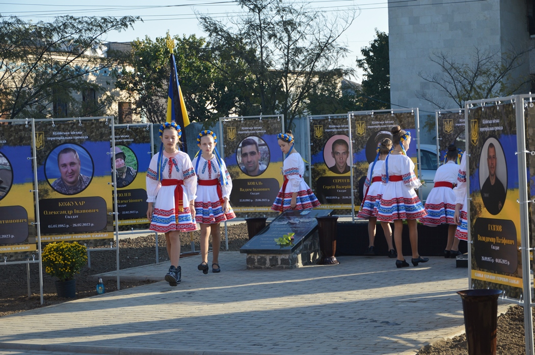 Сльози були на очах у кожного - в Кілії до Дня міста урочисто відкрили "Алею Слави"